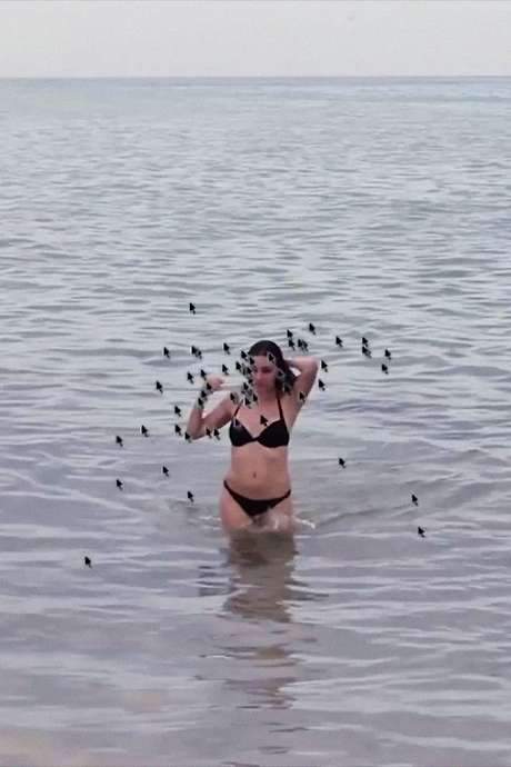 Hot Beach Babe Aims to Please